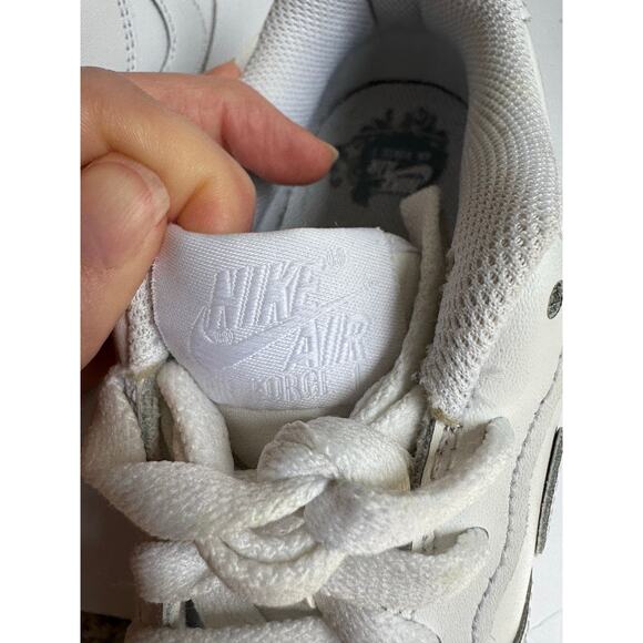 Nike Size 6Y Air Force 1 Low Top Sneakers Womens 7.5 Mens 6 Triple White - Picture 11 of 13